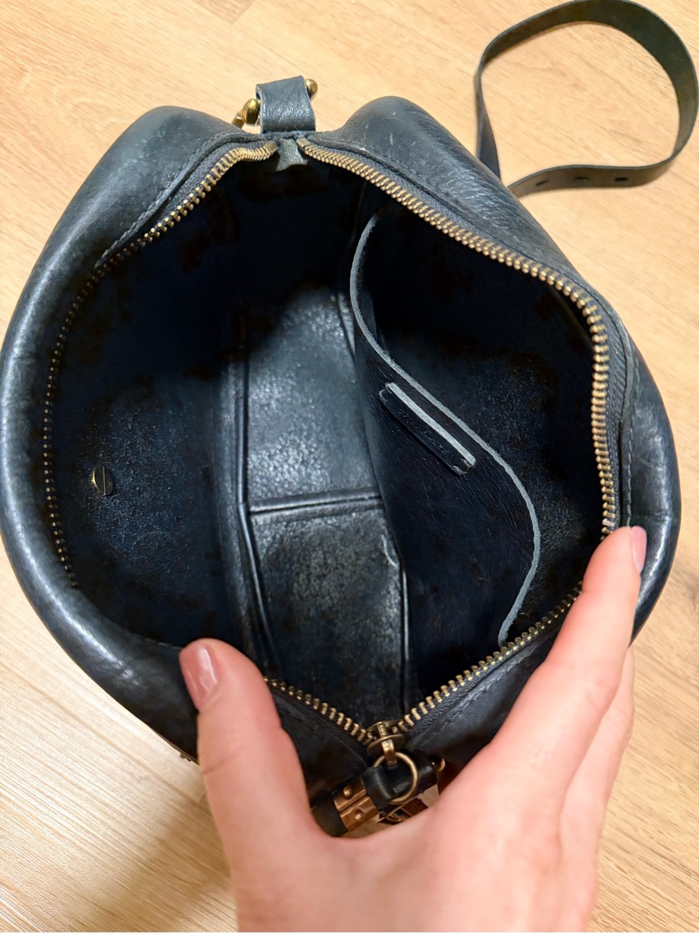 Black Leather Crossbody Transport Camera Bag - Picture 3 of 3
